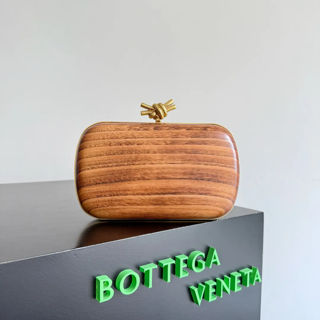 Batch 2720 BOTTEGA VENETA2025 new kont evening bag When the natural texture of wood meets the brass edge, the BV evening bag becomes a work of art in the fashion world. Every wood grain is a mark of time, delicate and unique. The brass metal buckle is embellished like stars, and opening it is full of ritual. It is the focus of the dinner party, and can easily store your exquisite small things. The warmth of wood and the cold and cool collision of metal tell the niche light luxury style in every gesture, allowing you to shine with a unique attitude in every feast. Style number: 804292 (717622) Color: maroon Size: 20.5*6*12.5cm